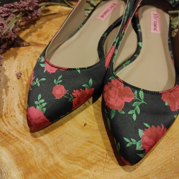 Betsey Johnson, Size 10, Slingback Pointy Flats RARE - Picture 2 of 4